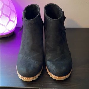 EUC Black TOMS wedges size 8